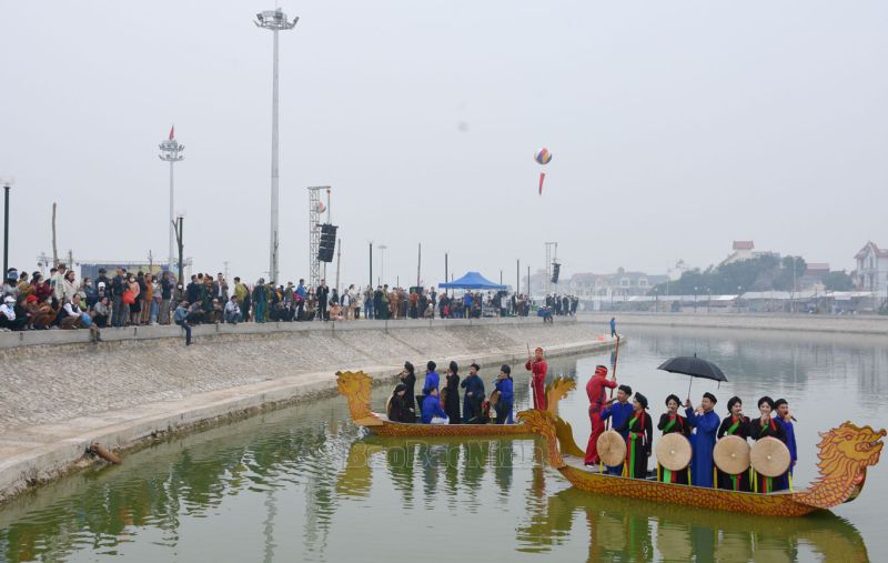 Các liền anh, liền chị biểu diễn dân ca Quan họ trên thuyền tại hồ điều hòa Vân Tương - Ảnh: Báo Bắc Ninh