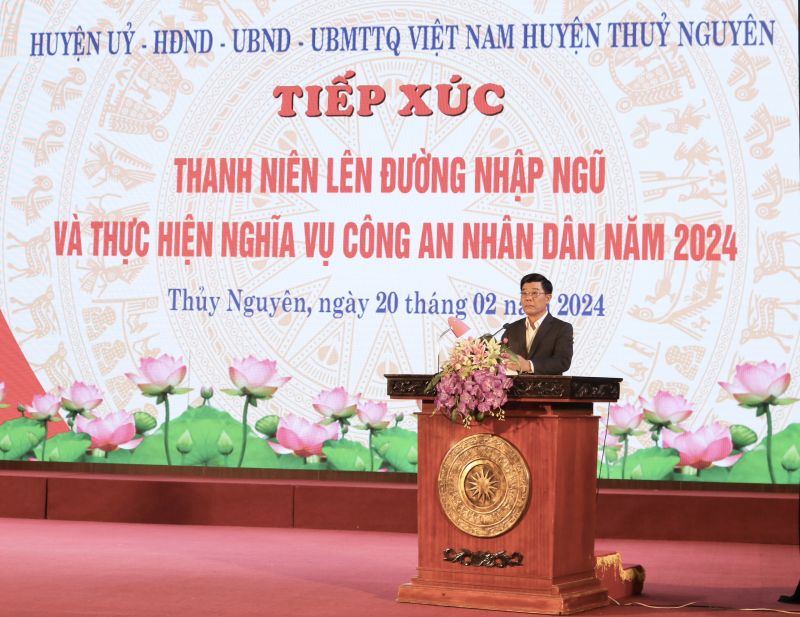 Đồng chí Nguyễn Huy Hoàng, Phó Bí thư Huyện ủy, Chủ tịch Ủy ban nhân dân huyện phát biểu tại cuộc tiếp xúc