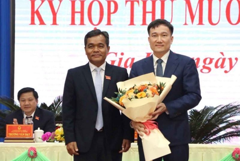 Bí thư Tỉnh ủy Gia Lai Hồ Văn Niên tặng hoa chúc mừng ông Nguyễn Tuấn Anh.
