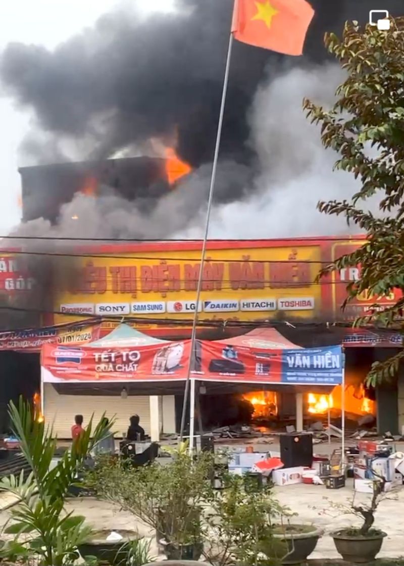 Cháy siêu thị điện máy tại huyện Kiến Thụy, Hải Phòng