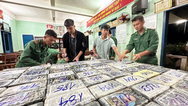 Từ tin báo của người dân, Bộ đội Biên phòng Quảng Ngãi đã thu giữ gần 300kg ma túy dạt vào bờ biển