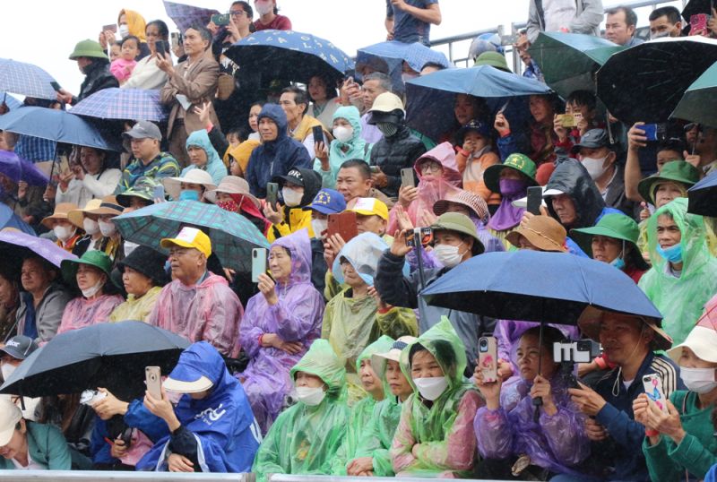 Hàng nghìn người dân đội mưa dự lễ khai mạc
