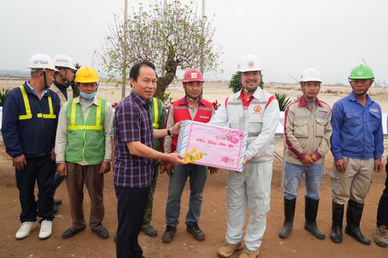 Bí thư Thành ủy tặng quà công nhân, người lao động tại Dự án đầu tư xây dựng bến số 5, số 6.