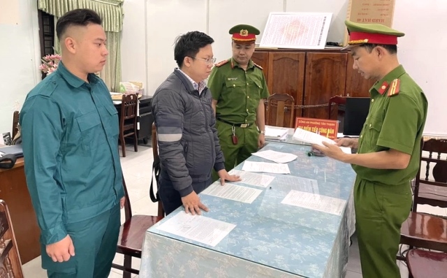 Cơ quan điều tra đọc lệnh bắt tạm giam Hà Hải Đăng về hành vi lừa đảo chiếm đoạt tài sản.