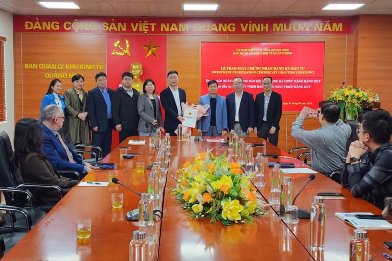 Ông Phạm Xuân Đài, Trưởng Ban Quản lý KKT tỉnh Quảng Ninh trao Giấy Chứng nhận đăng ký đầu tư cho Dự án sản xuất găng tay bảo hộ lao động đa chức năng tại KCN Texhong Hải Hà, ngày 1/2/2024.