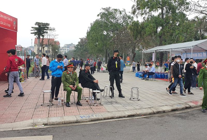 Lực lượng an ninh túc trực đảm bảo an ninh cho lễ hội Lực lượng an ninh túc trực đảm bảo an ninh cho lễ hội