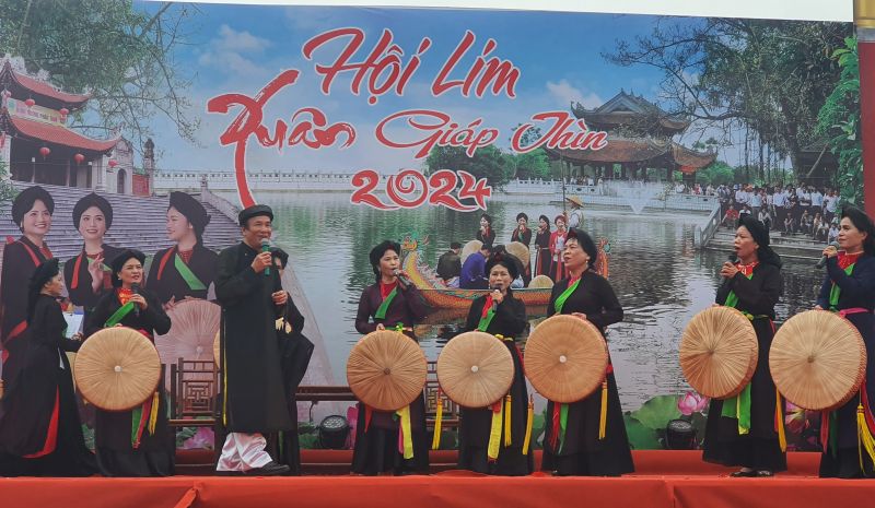 Các anh hai, chị hai cất lên làn điệu dân ca quan họ Các anh hai, chị hai cất lên làn điệu dân ca quan họ