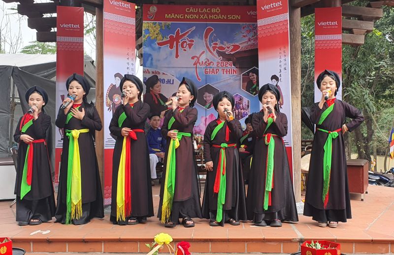 Các chị hai nhí Câu lạc bộ quan họ măng non xã Hoàn Sơn, huyện Tiên Du biểu diễn tại đồi Lim. Các chị hai nhí Câu lạc bộ quan họ măng non xã Hoàn Sơn, huyện Tiên Du biểu diễn tại đồi Lim.