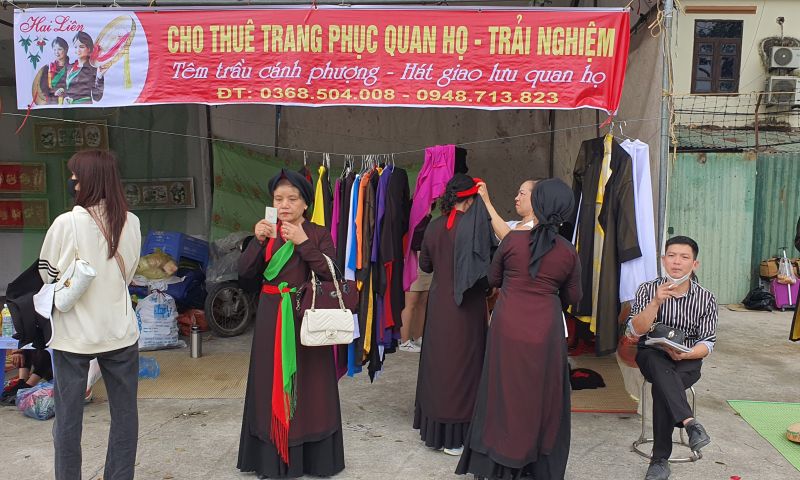 Gian hàng cho thuê trang phục quan họ thu hút nhiều du khách Gian hàng cho thuê trang phục quan họ thu hút nhiều du khách