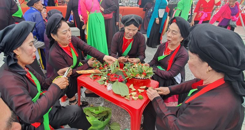 Các chị hai têm trầu cánh phượng. Các chị hai têm trầu cánh phượng.