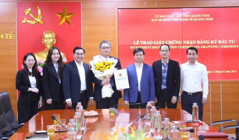 Ban Quản lý Khu kinh tế Quảng Ninh trao giấy chứng nhận đầu tư dự án sản xuất vòng bi, thiết bị chuyển động tuyến tính cho đại diện Công ty TNHH IKO Thompson Việt Nam. Nguồn: Quảng Ninh Portal.