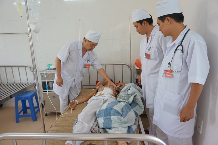Các bác sĩ Bệnh viện Đa khoa tỉnh Vĩnh Phúc thăm khám bệnh nhân (nguồn: Internet)