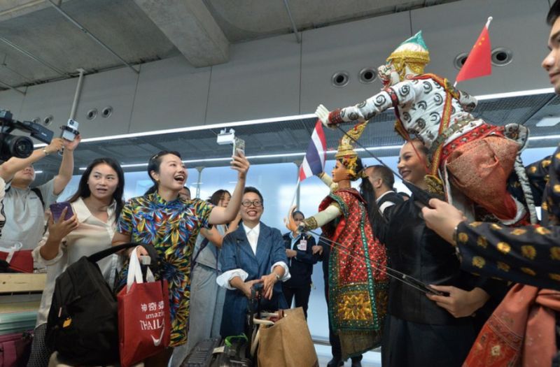 Du khách Trung Quốc được chào đón tại sân bay Suvarnabhumi ở Bangkok, Thái Lan.