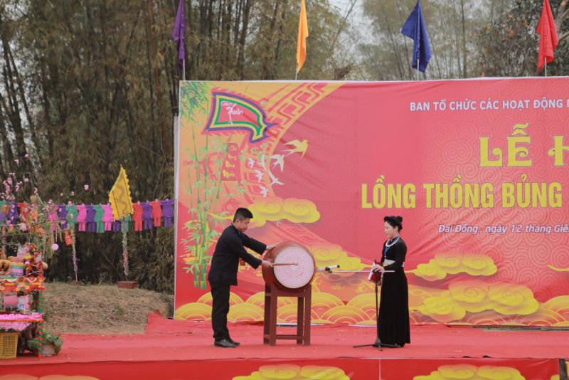 Lãnh đạo UBND xã Đại Đồng, huyện Tràng Định, tỉnh Lạng Sơn đánh trống khai hội