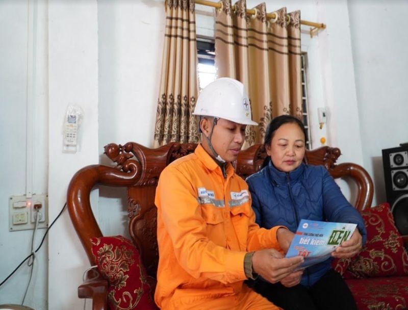 Công nhân Điện lực Tiên Yên tuyên truyền sử dụng điện tiết kiệm an toàn và hiệu quả