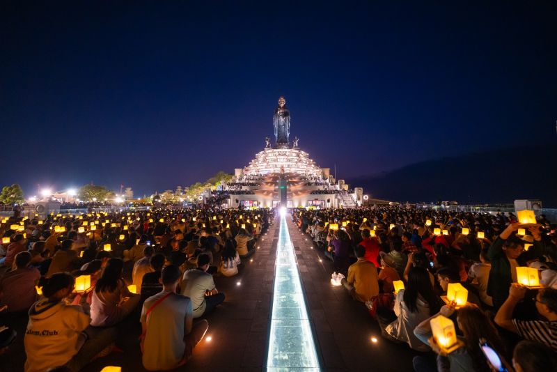 Lễ dâng đăng trên núi Bà thu hút rất đông du khách, Phật tử