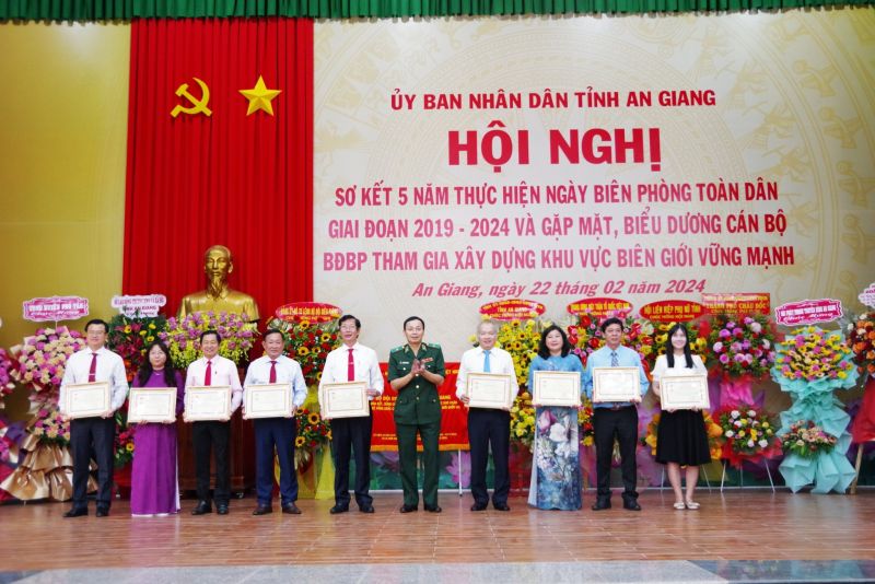Thiếu tướng Hoàng Hữu Chiến tặng Bằng khen của Bộ Tư lệnh BĐBP cho các tập thể, cá nhân có thành tích xuất sắc trong thực hiện “Ngày Biên phòng toàn dân” giai đoạn 2019-2024