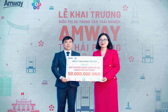 Amway trao tặng 50 triệu đồng cho Quỹ Vì người nghèo của quận Hải An, TP. Hải Phòng