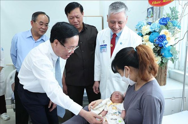Chủ tịch nước Võ Văn Thưởng thăm hỏi sản phụ của trường hợp thông tim can thiệp bào thai đầu tiên thành công