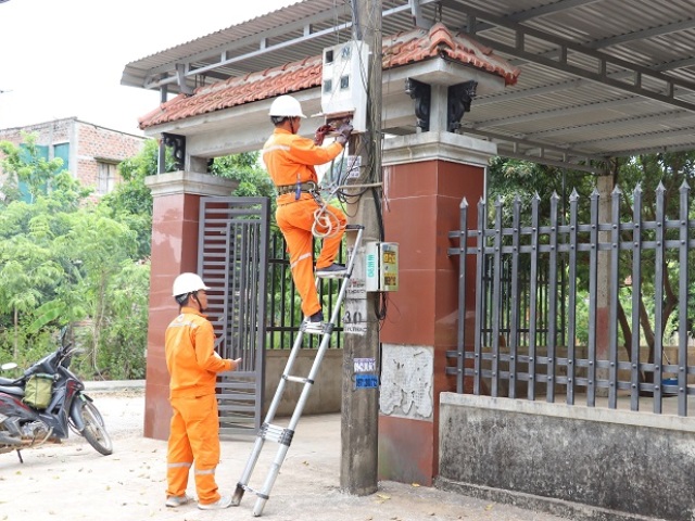 Công nhân điện lực Quảng Bình tăng cường kiểm tra để phát hiện các vụ vi phạm sử dụng điện.