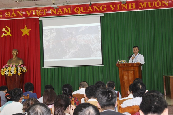 Ông Hồ Sỹ Phương, Giám đốc Trung tâm Phát triển quỹ đất thành phố Vũng Tàu triển khai chính sách bồi thường, hỗ trợ và tái định cư cho hộ dân