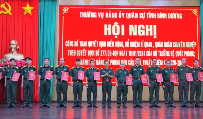 Đại tá Nguyễn Hoàng Minh, Phó Bí thư Đảng ủy Quân sự, Chỉ huy trưởng Bộ Chỉ huy Quân sự tỉnh Bình Dương trao quyết định công tác cán bộ