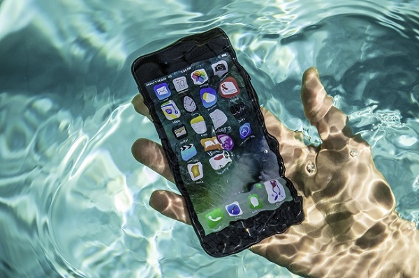 iPhone gặp sự cố vào nước không nên dùng gạo, máy sấy hoặc bông gòn để làm khô thiết bị