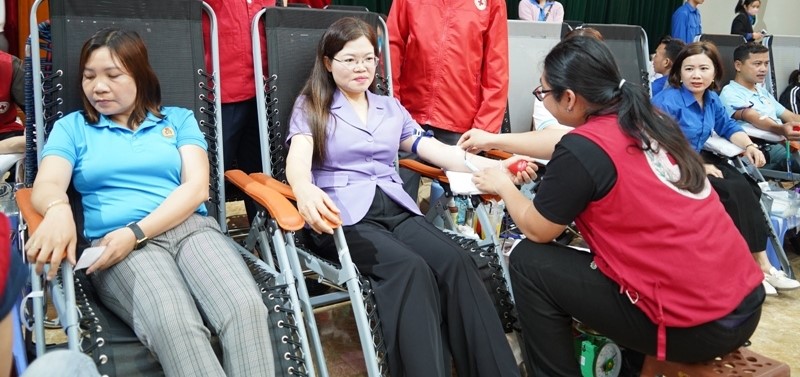 Bí thư Huyện ủy Như Xuân Lương Thị Hoa tham gia hiến máu tình nguyện.