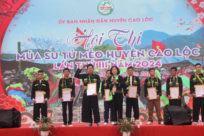 Ban Tổ chức trao giải cho đội giải nhất Hội thi múa sư tử mèo huyện Cao Lộc lần thứ III, năm 2024