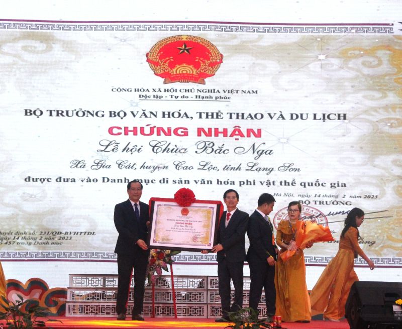Phó Chủ tịch Thường trực UBND tỉnh Lạng Sơn Dương Xuân Huyên trao chứng nhận của Bộ trưởng Bộ Văn hóa, Thể thao và Du lịch cho lãnh đạo UBND huyện Cao Lộc