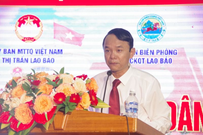 Đồng chí Trần Phước Cường - Phó Chủ tịch UBND thị trấn Lao Bảo trình bày báo cáo sơ kết 5 năm thực hiện Ngày hội biên phòng toàn dân, giai đoạn 2019-2024
