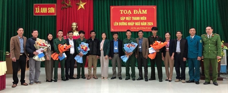 Hội LHPN thị xã Nghi Sơn tặng quà cho tân binh tại xã Anh Sơn.
