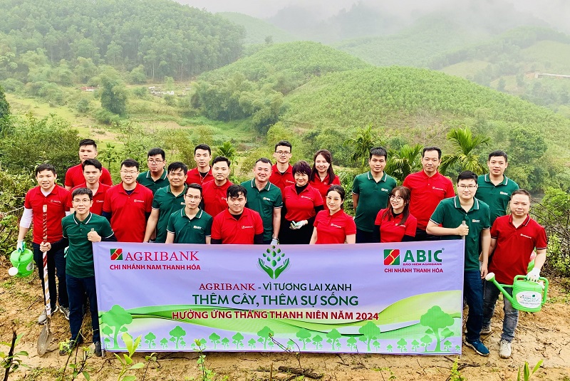 Tại lễ ra quân Tết trồng cây năm 2024, Agribank Nam Thanh Hóa đã trao tặng 10.000 cây giống đến người dân