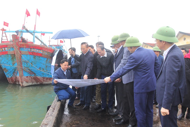 Đoàn công tác kiểm tra tại Cảng cá Lạch Bạng (Thị xã Nghi Sơn).