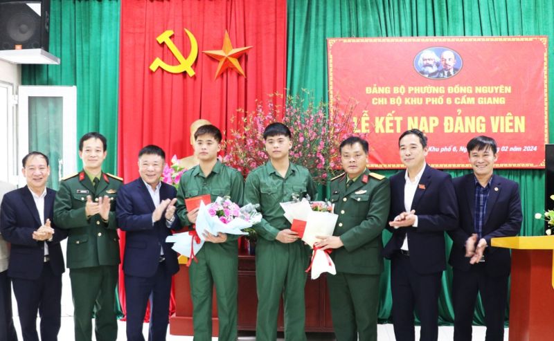 Hội đồng nghĩa vụ quân sự thành phố Từ Sơn tặng hoa chúc mừng 2 tân binh ở phường Đồng Nguyên được kết nạo Đảng trước ngày nhập ngũ.