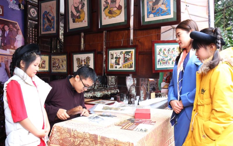 Du khách thăm quan gian trưng bày tranh dân gian Đông Hồ Du khách thăm quan gian trưng bày tranh dân gian Đông Hồ