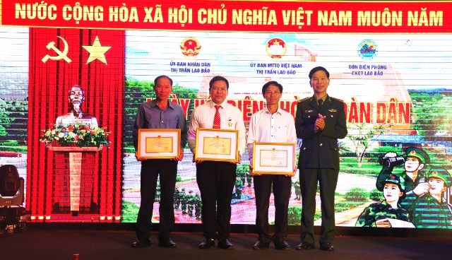 Đại tá Ngô Xuân Thường - Ủy viên Ban Thường vụ, Phó Chính ủy Bộ đội Biên phòng tỉnh Quảng Trị trao giây khen của BĐBP tỉnh cho 3 cá nhân