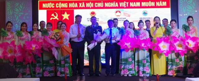 Lãnh đạo thị trấn Lao Bảo tặng hoa chúc mừng cho đội văn nghệ