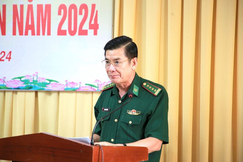 Đại tá Huỳnh Văn Đông, Chính ủy Bộ chỉ huy Bộ đội Biên phòng tỉnh Kiên Giang phát biểu tại buổi gặp mặt.