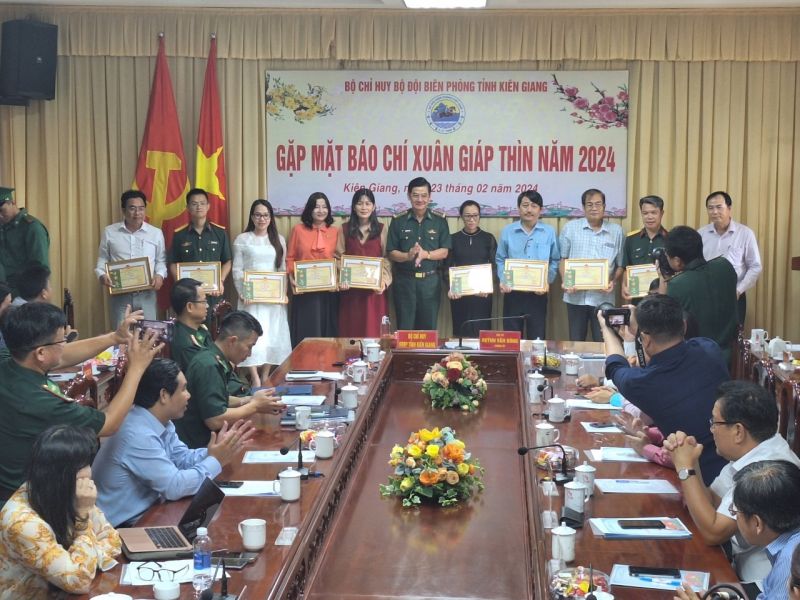 Đại tá Huỳnh Văn Đông - Chính uỷ BĐBP tỉnh Kiên Giang tặng giấy khen cho các cá nhân có thành tích xuất sắc trong phối hợp tuyên truyền năm 2023.