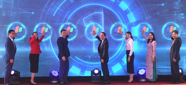 Lãnh đạo thành phố cùng các sở, ban, ngành, quận Ngũ Hành Sơn và đại diện chủ đầu tư thực hiện nghi thức khởi động dự án chung cư FPT Plaza 3 Lãnh đạo thành phố cùng các sở, ban, ngành, quận Ngũ Hành Sơn và đại diện chủ đầu tư thực hiện nghi thức khởi động dự án chung cư FPT Plaza 3