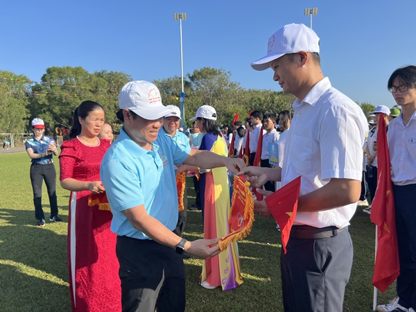 Ông Nguyễn Văn Xinh, Trưởng Ban Tuyên giáo Tỉnh ủy trao cờ lưu niệm cho các đơn vị tham gia.