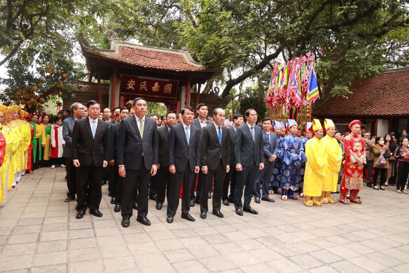 Các đại biệu, nhân dân dâng hương bày tỏ lòng biết ơn, tưởng nhớ tới công lao to lớn Đức Thánh Trần