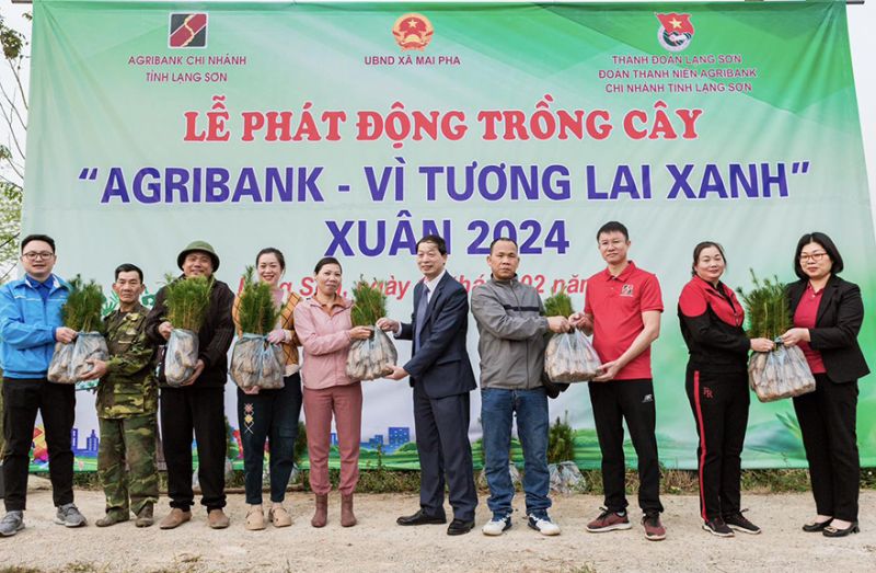Đại diện Agribank Lạng Sơn trao tặng cây giống cho các gia đình có hoàn cảnh khó khăn xã Mai Pha