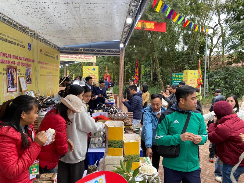 Nhiều du khách về tham dự Tuần Văn hoá ẩm thực, du lịch và xúc tiến thương mại tại Lễ hội mùa xuân Côn Sơn – Kiếp Bạc