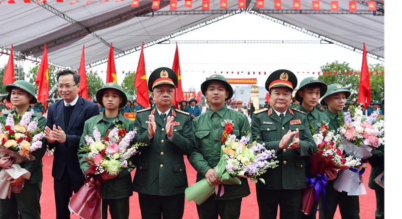Thượng tướng Hoàng Xuân Chiến cùng lãnh đạo tỉnh Hưng Yên động viên, chúc mừng các thanh niên lên đường nhập ngũ