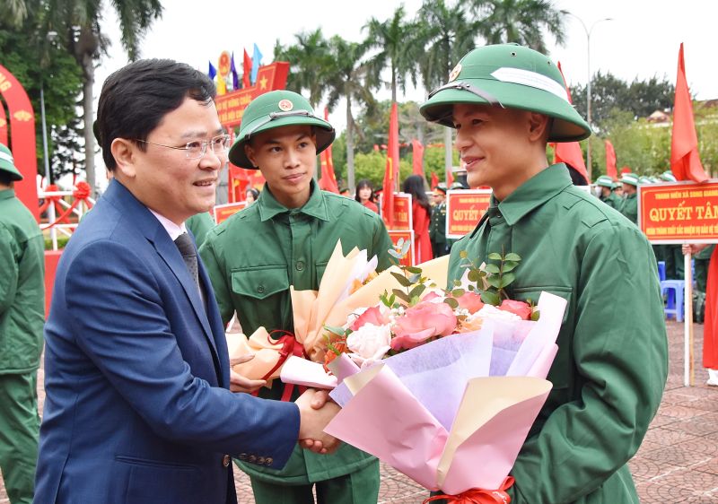 Bí thư Tỉnh ủy Nguyễn Anh Tuấn động viên tân binh huyện Gia Bình.