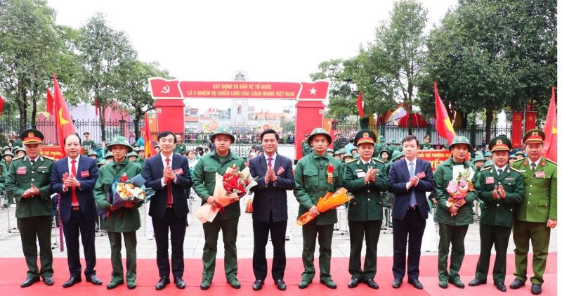 Chủ tịch Ủy ban MTTQ tỉnh Nguyễn Đình Lợi (thứ 4 từ trái qua) cùng các đại biểu tặng quà các tân binh lên đường nhập ngũ.