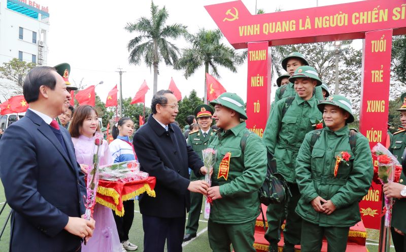 Phó Bí thư Thường trực Tỉnh ủy Nguyễn Quốc Chung động viên tân binh thị xã Quế Võ.