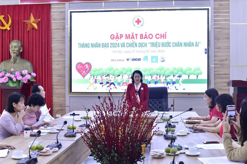 Chủ tịch Hội Chữ thập đỏ Việt Nam Bùi Thị Hòa thông tin về các hoạt động trọng tâm hưởng ứng Tháng Nhân đạo năm 2024.